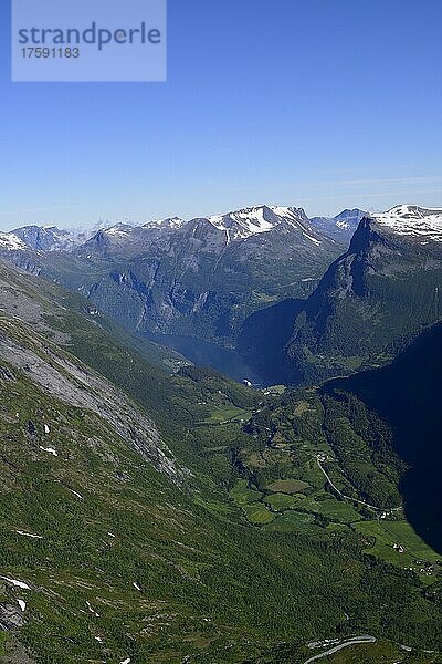 Blick von der Aussichtsplattform Dalsnibba auf den Geirangerfjord  Norwegen  Europa