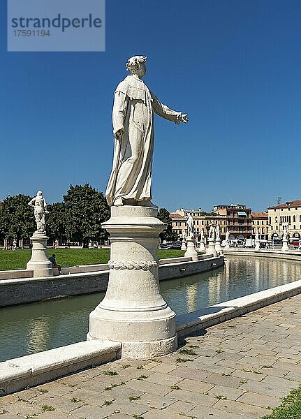 Statue auf dem Platz Prato della Valle  Padua  Padova  Italien  Europa