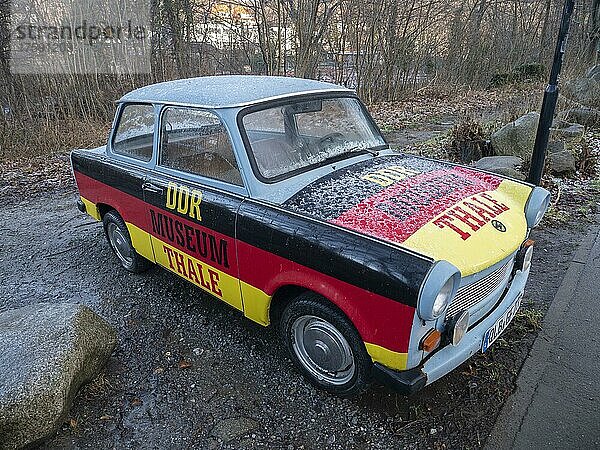Werbung für das DDR-Museum in Thale an einem Trabant in den Farben schwarz  rot  gelb  Thale  Sachsen-Anhalt  Deutschland  Europa