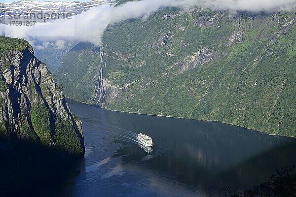 Blick von der Aussichtsplattform der Adlerstraße auf den Geirangerfjord  Norwegen  Europa