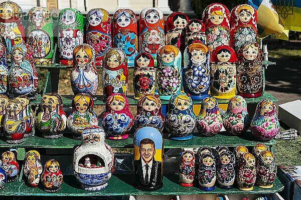 Traditionelle russische Holzpuppen  Matroschkas  Bild des amtierenden Präsidenten Wolodymyr Selenskyj  Odessa  Ukraine  Europa