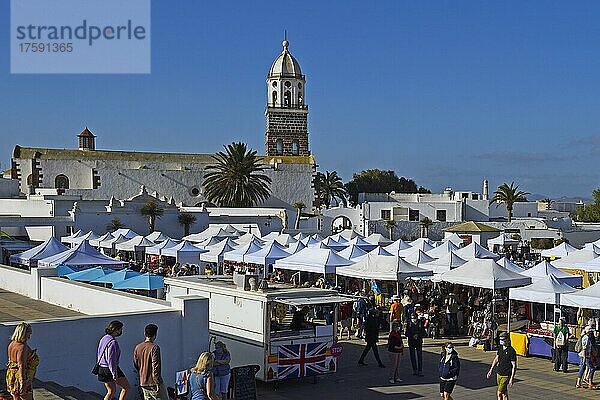 Markt am Sonntag in der Altstadt von Teguise  Lanzarote  Kanarische Inseln  Spanien  Europa