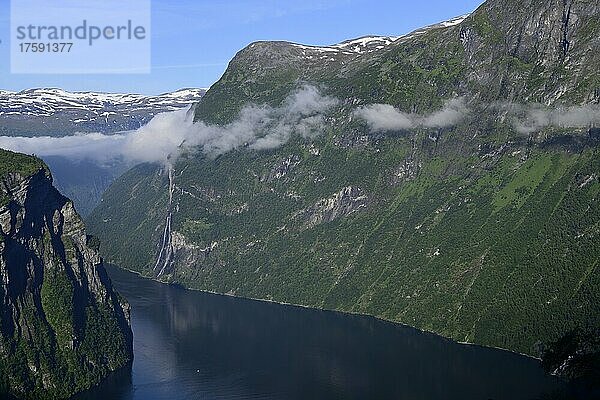 Blick von der Aussichtsplattform der Adlerstraße auf den Geirangerfjord  Norwegen  Europa