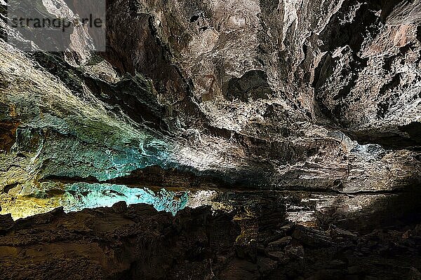 Farbig beleuchtet Bereiche der Cueva de los Verdes  Lanzarote  Höhle im Lavagestein  Lanzarote  Kanarische Inseln  Spanien  Europa