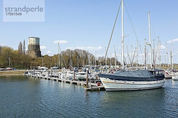 Segelboote Yachten vor Anker in Shotley Marina  Suffolk  England  UK