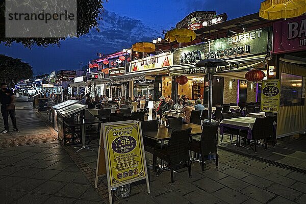 Geschäfte und Restaurants am Abend an der Strandpromenade  Avenida de las Playas  Puerto del Carmen  Lanzarote  Kanarische Inseln  Spanien  Europa