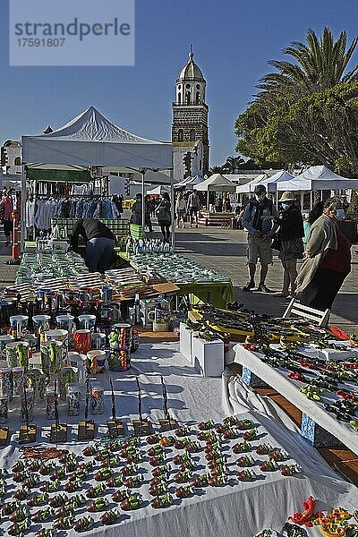 Markt am Sonntag in der Altstadt von Teguise  Lanzarote  Kanarische Inseln  Spanien  Europa
