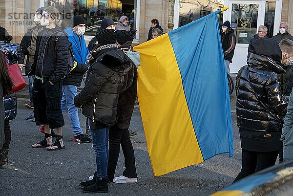 Ukrainische Flagge  Protestkundgebung gegen Krieg in der Ukraine  Magdeburg  Sachsen-Anhalt  Deutschland  Europa