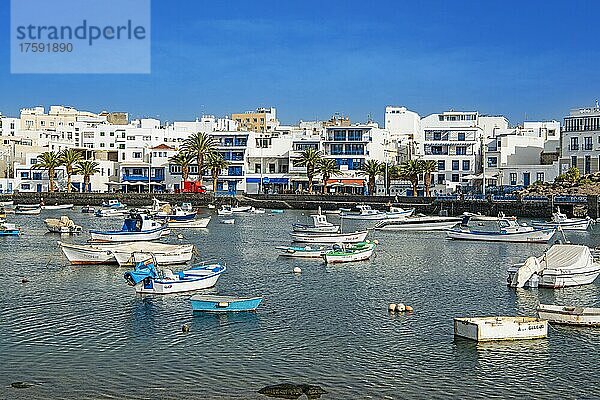 Fischerboote  Lagune Charco de San Gines  Arrecife  Hauptstadt der Insel Lanzarote  kanarische Inseln  Kanaren  Spanien  Europa