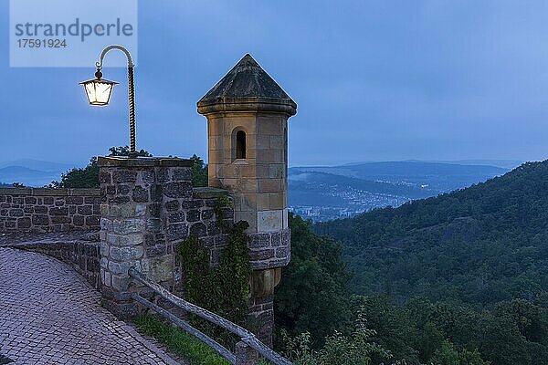 Kleiner Wachturm vor der Wartburg bei Dämmerung  Eisenach  Thüringen  Deutschland  Europa