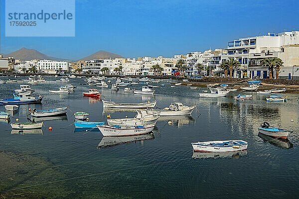 Fischerboote  Lagune Charco de San Gines  Arrecife  Hauptstadt der Insel Lanzarote  kanarische Inseln  Kanaren  Spanien  Europa