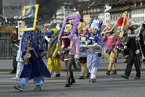 Fasnächtler Guggenmusik Bilderrahmen Motiv  Faschingsumzug  Parade mit verkleideten Leuten  Schweiz  Europa
