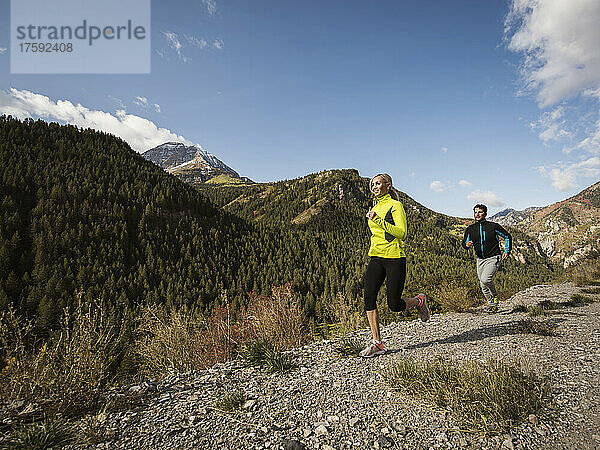 Vereinigte Staaten  Utah  American Fork  Paar joggt in Berglandschaft