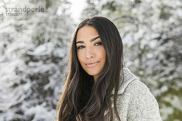 Porträt einer Frau im schneebedeckten Wald