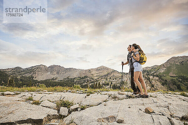 Vereinigte Staaten  Utah  Alpen  Wanderpaar mit Blick auf die Aussicht in den Bergen
