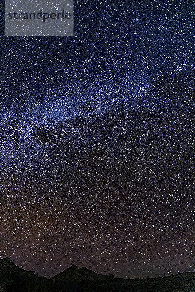 Vereinigte Staaten  Utah  Escalante  Milchstraße am dunklen Himmel sichtbar