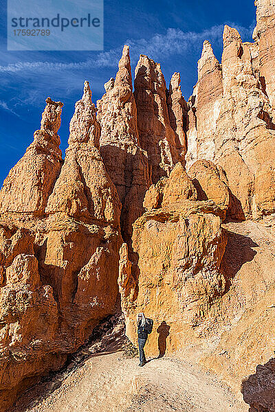 Vereinigte Staaten  Utah  Bryce-Canyon-Nationalpark  Senior-Wanderer beim Wandern in felsiger Landschaft