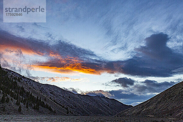 Vereinigte Staaten  Idaho  Bellevue  Sonnenuntergangshimmel in Berglandschaft