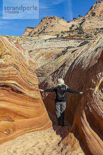 Vereinigte Staaten  Utah  Escalante  Senior-Wanderer erkundet den Slot Canyon