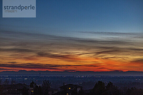 Vereinigte Staaten  Idaho  Boise  Sonnenuntergang über der Stadt und den Bergen