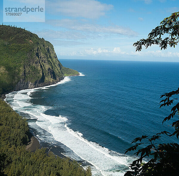 Vereinigte Staaten  Hawaii  Big Island  Wai Pio  schwarzer Sandstrand mit Klippen