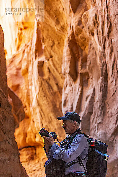 USA  Utah  Escalante  Senior-Wanderer erkundet und fotografiert Felsformationen im Kodachrome Basin State Park in der Nähe des Escalante Grand Staircase National Monument