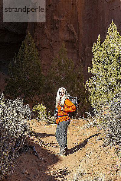Vereinigte Staaten  Utah  Escalante  ältere Wanderin erkundet den Canyon
