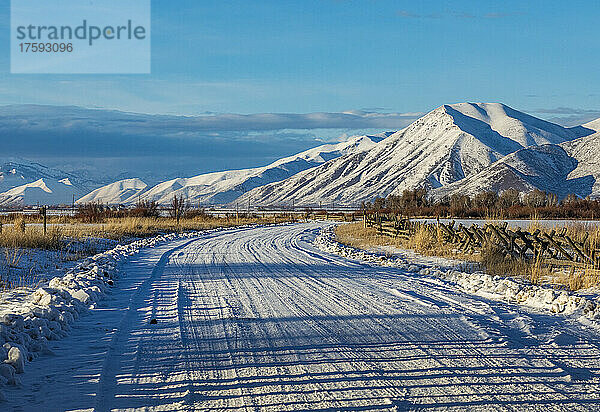 Vereinigte Staaten  Idaho  Bellevue  Landstraße  die zu schneebedeckten Bergen führt