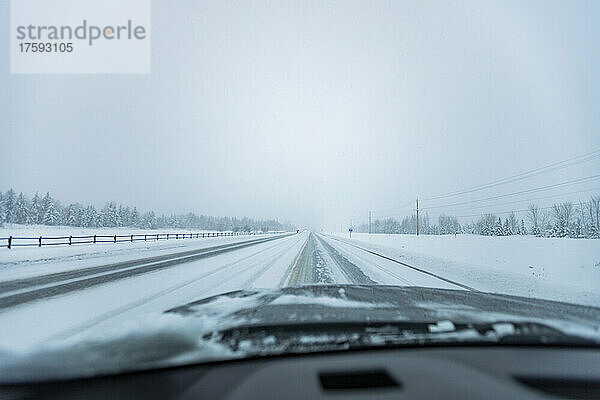 USA  Idaho  Bellevue  Schneesturm auf der Autobahn vom Auto aus gesehen