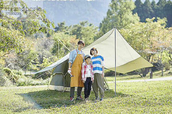 Japanische Familie auf dem Campingplatz