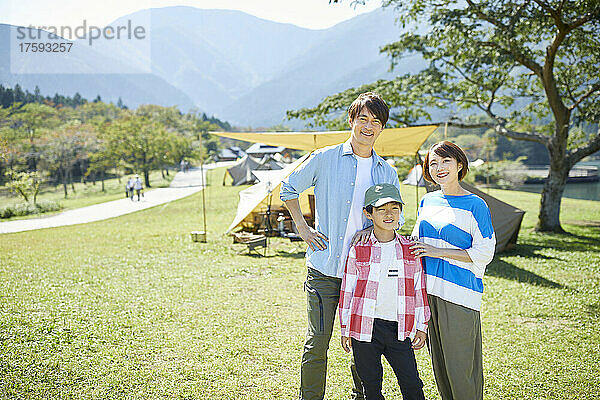 Japanische Familie auf dem Campingplatz