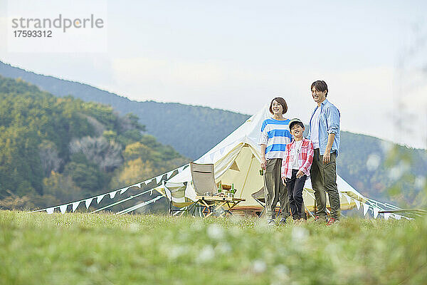 Japanische Familie auf dem Campingplatz