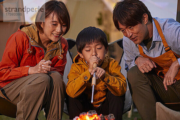 Japanische Familie macht ein Feuer
