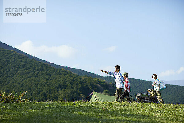 Japanische Familie auf dem Campingplatz