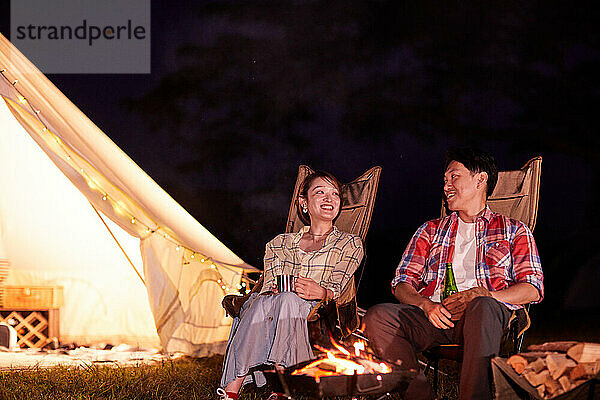 Japanisches Paar auf dem Campingplatz