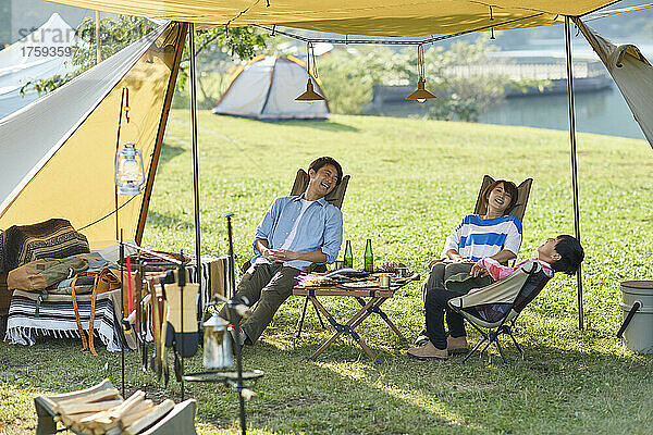 Japanische Familie auf dem Campingplatz