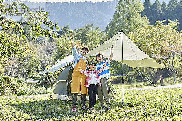 Japanische Familie auf dem Campingplatz