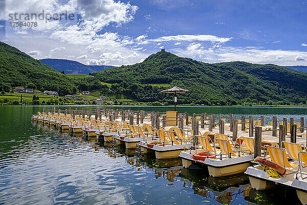 Italien  Südtirol  Tretbootverleih am Ufer des Kalterer Sees