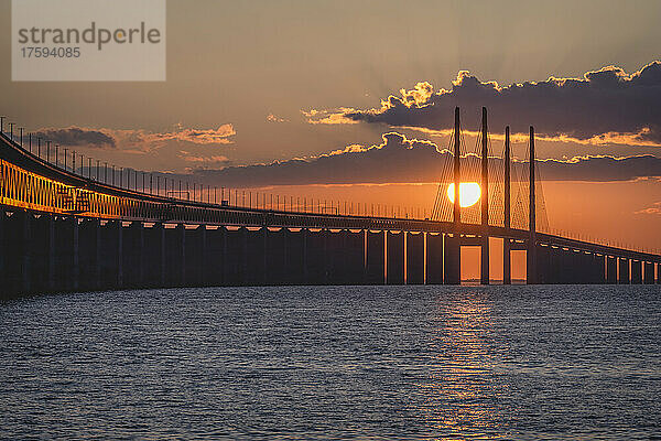 Schweden  Skane County  Malmö  Silhouette der Öresundbrücke bei Sonnenuntergang