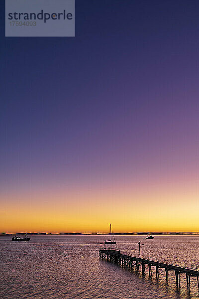 Australien  Südaustralien  Robe  violetter Himmel über Robe Jetty im Morgengrauen