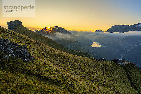 Fedaia-See und Marmolada bei Sonnenaufgang  Trentino-Südtirol  Italien