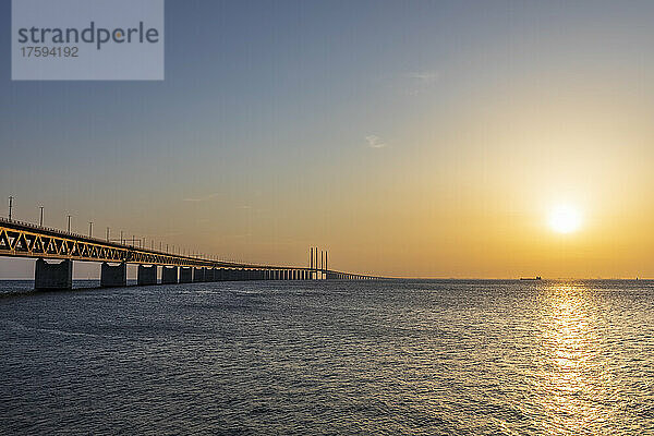 Blick auf die Öresundbrücke bei Sonnenuntergang