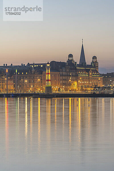 Schweden  Skane County  Malmö  Hafenleuchtturm in der Abenddämmerung mit Brücke und Danske Bank im Hintergrund