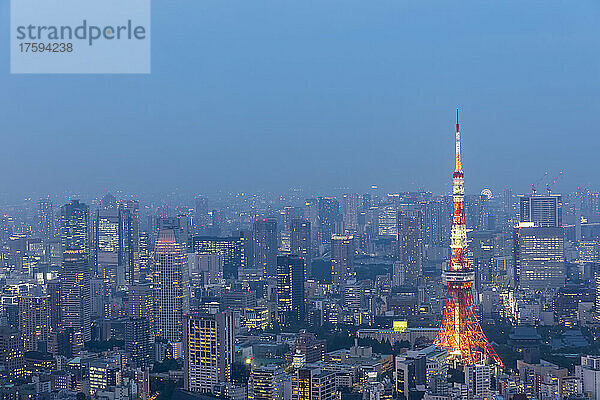 Japan  Kanto-Region  Tokio  Innenstadt in der Abenddämmerung mit dem Tokyo Tower im Vordergrund