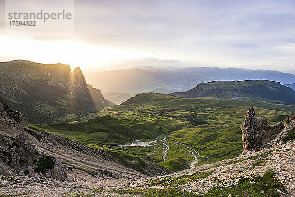 Italien  Südtirol  Malerische Aussicht auf das Seiser Alm-Plateau bei sommerlichem Sonnenuntergang