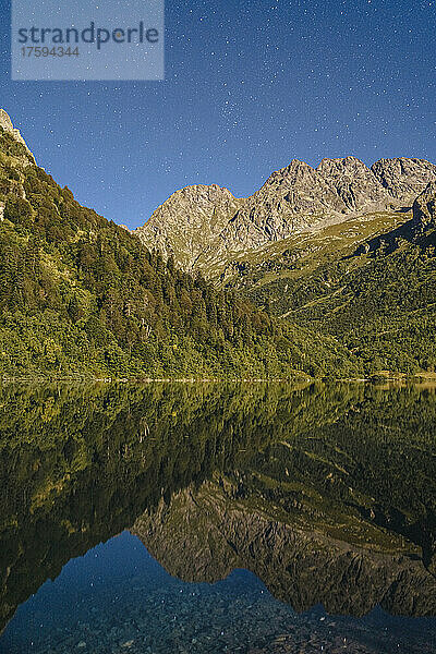 Spiegelung des Kaukasus-Gebirges im See bei Nacht  Sotschi  Russland