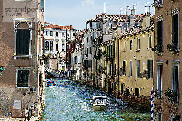 Italien  Venetien  Venedig  Motorboot auf dem Kanal Rio di San Pantalon