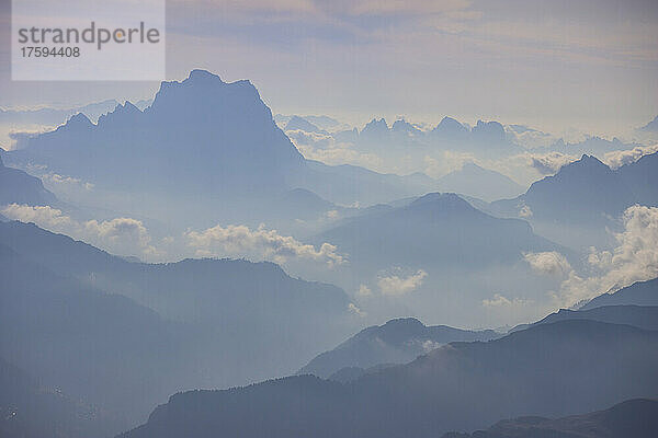 Malerische Aussicht auf die Dolomiten inmitten von Wolken vom Piz Boe bei Sonnenaufgang  Trentino-Südtirol  Italien