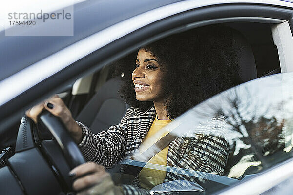 Frau fährt Auto auf Roadtrip