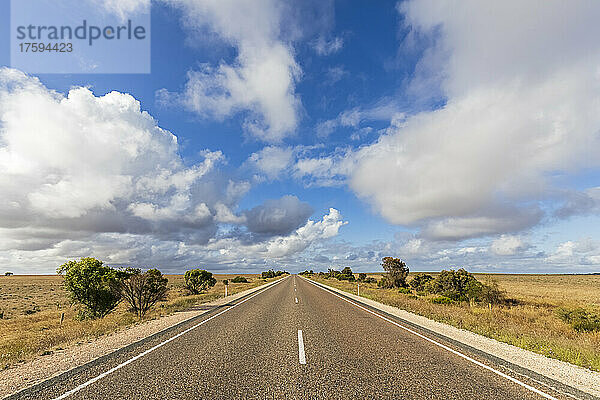 Australien  Südaustralien  Wolken über dem Princes Highway B1